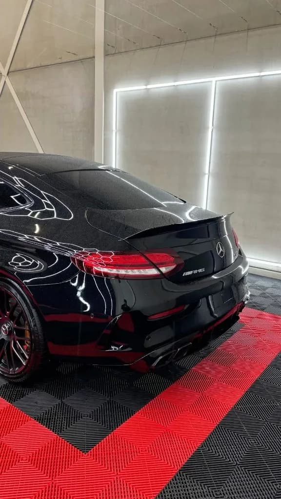 Sort Mercedes-AMG efter klargøring