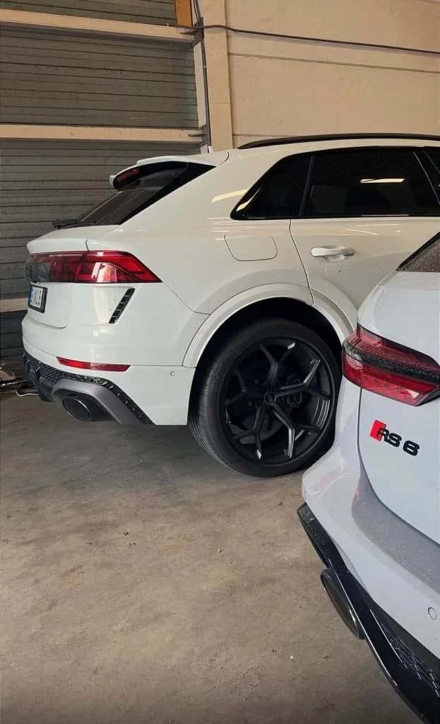 Hvid Audi RS Q8 og RS 6