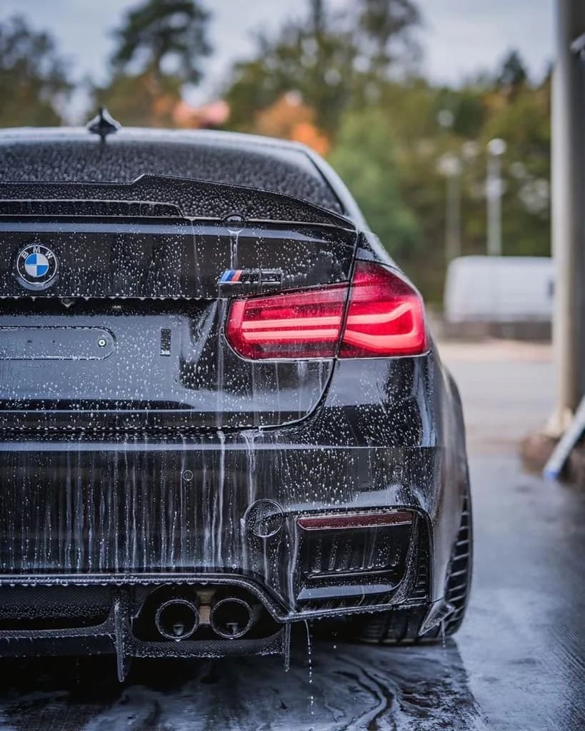 Sort BMW efter vask