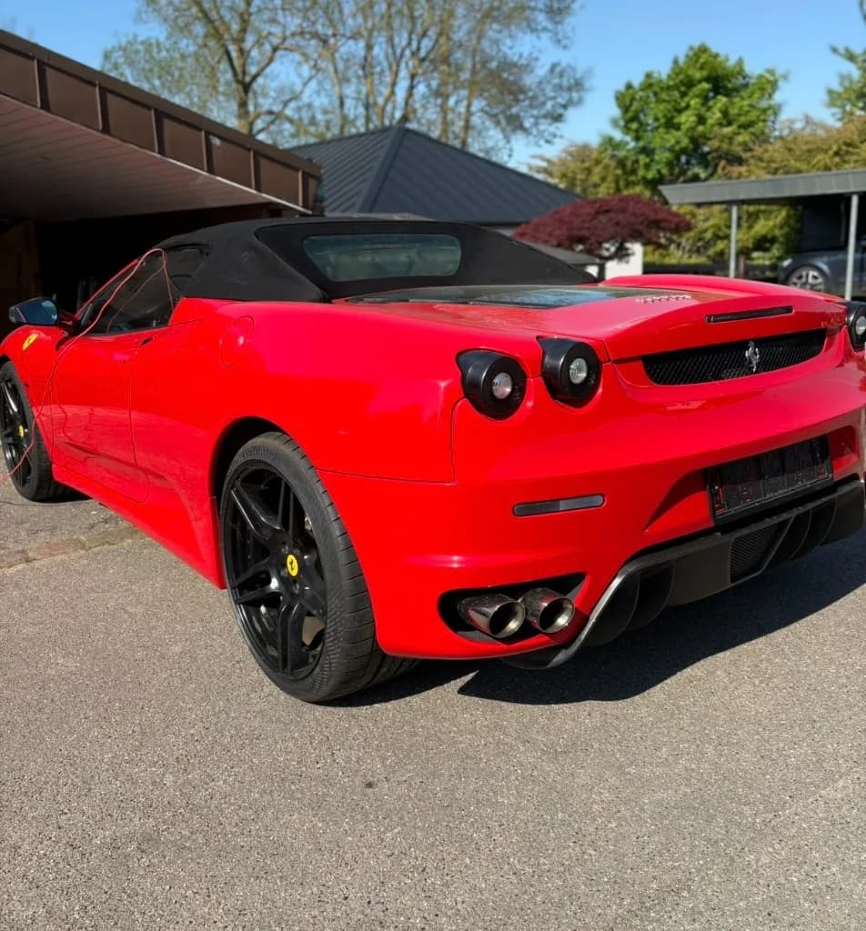 Rød Ferrari efter klargøring