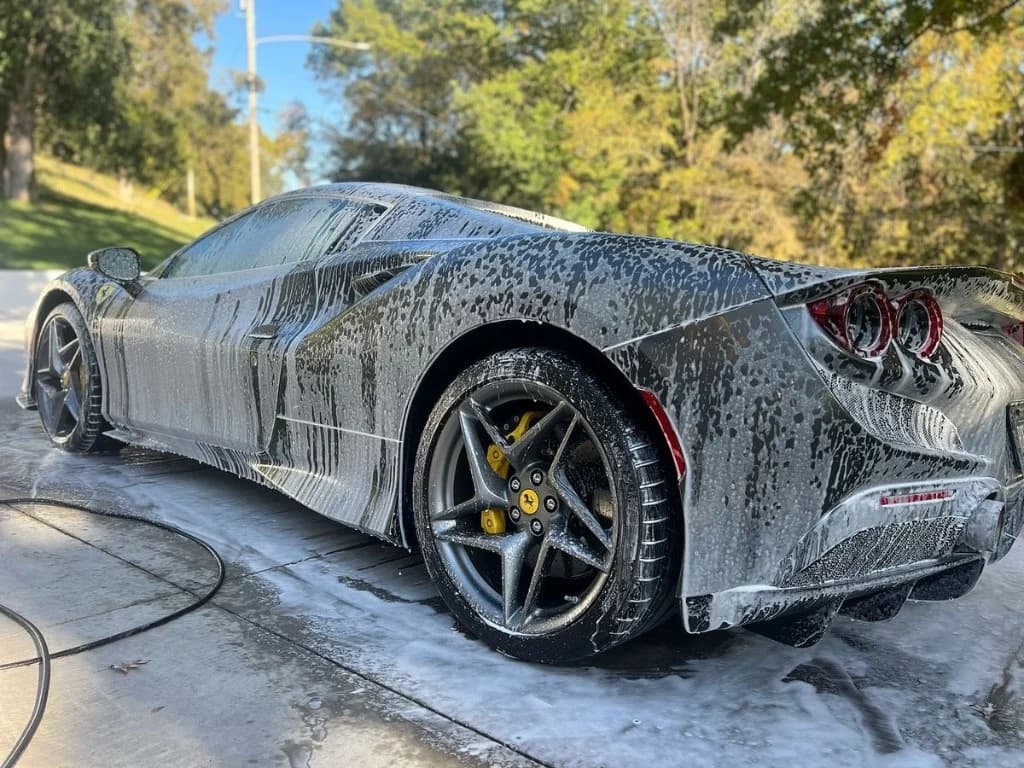Ferrari under udvendig vask
