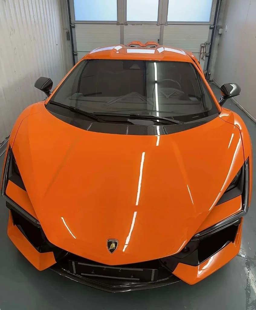 Orange Lamborghini efter klargøring