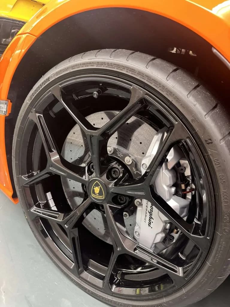 Fælg på en orange Lamborghini