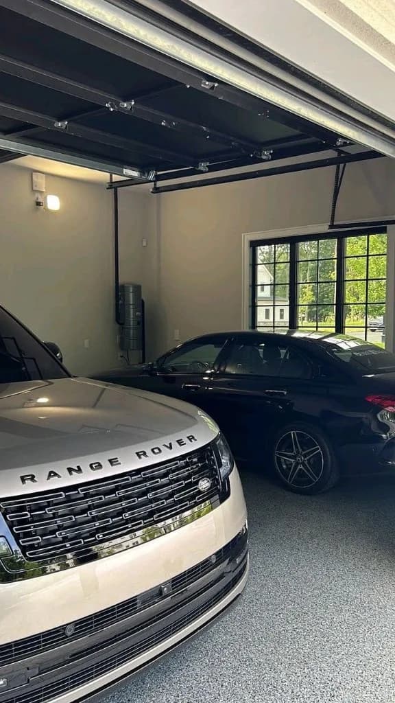 Range Rover og Mercedes i garage