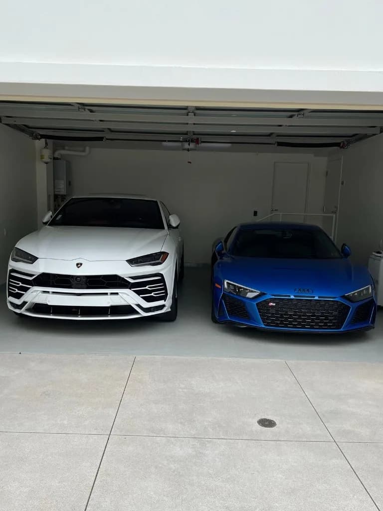 Hvid Lamborghini Urus og blå Audi R8